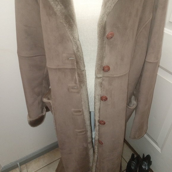 Woman's  Coat - Picture 3 of 5